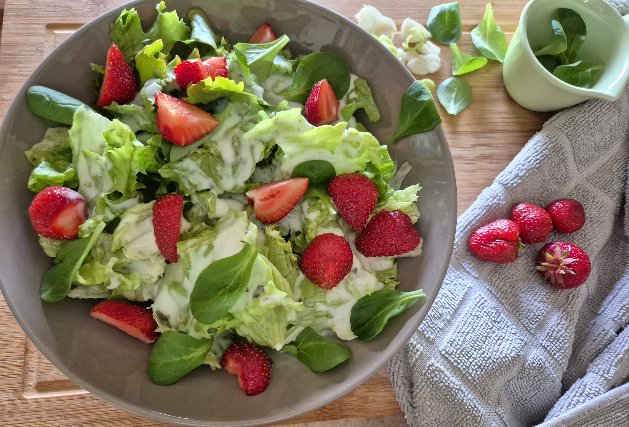 Blattsalat mit Erdbeeren