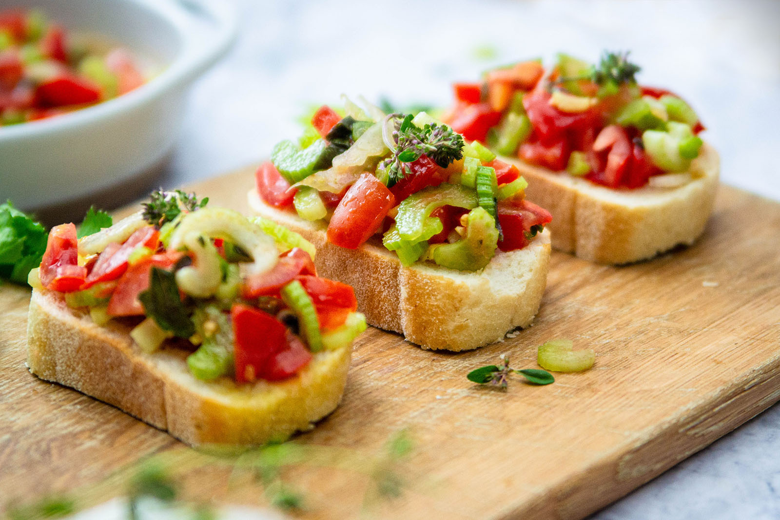 Bruschetta mit Tomaten und Stangensellerie