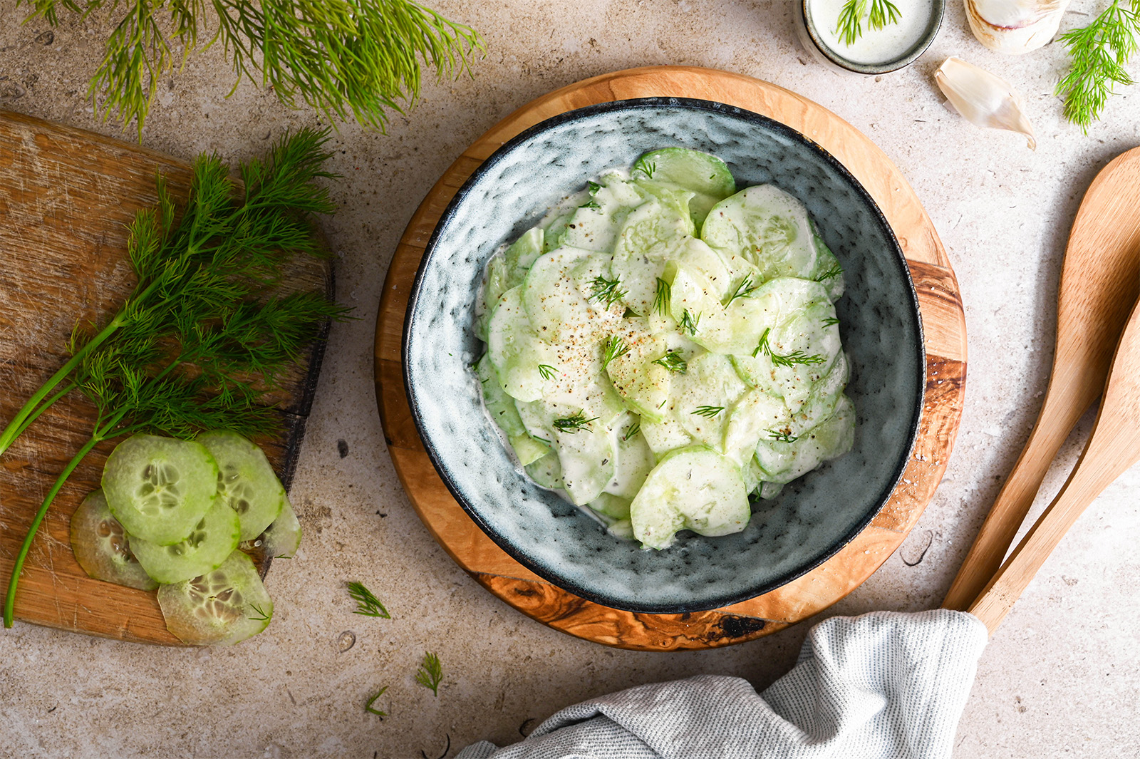 Gurkensalat mit Sauerrahm-Dressing