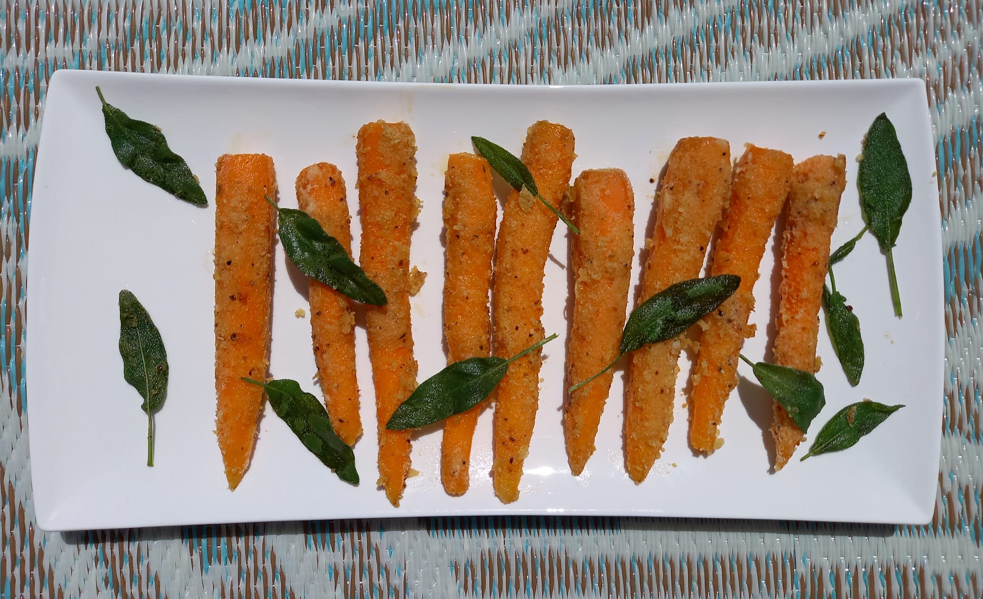 Bundkarotten in knusprigem Parmesan-Mantel mit Salbei