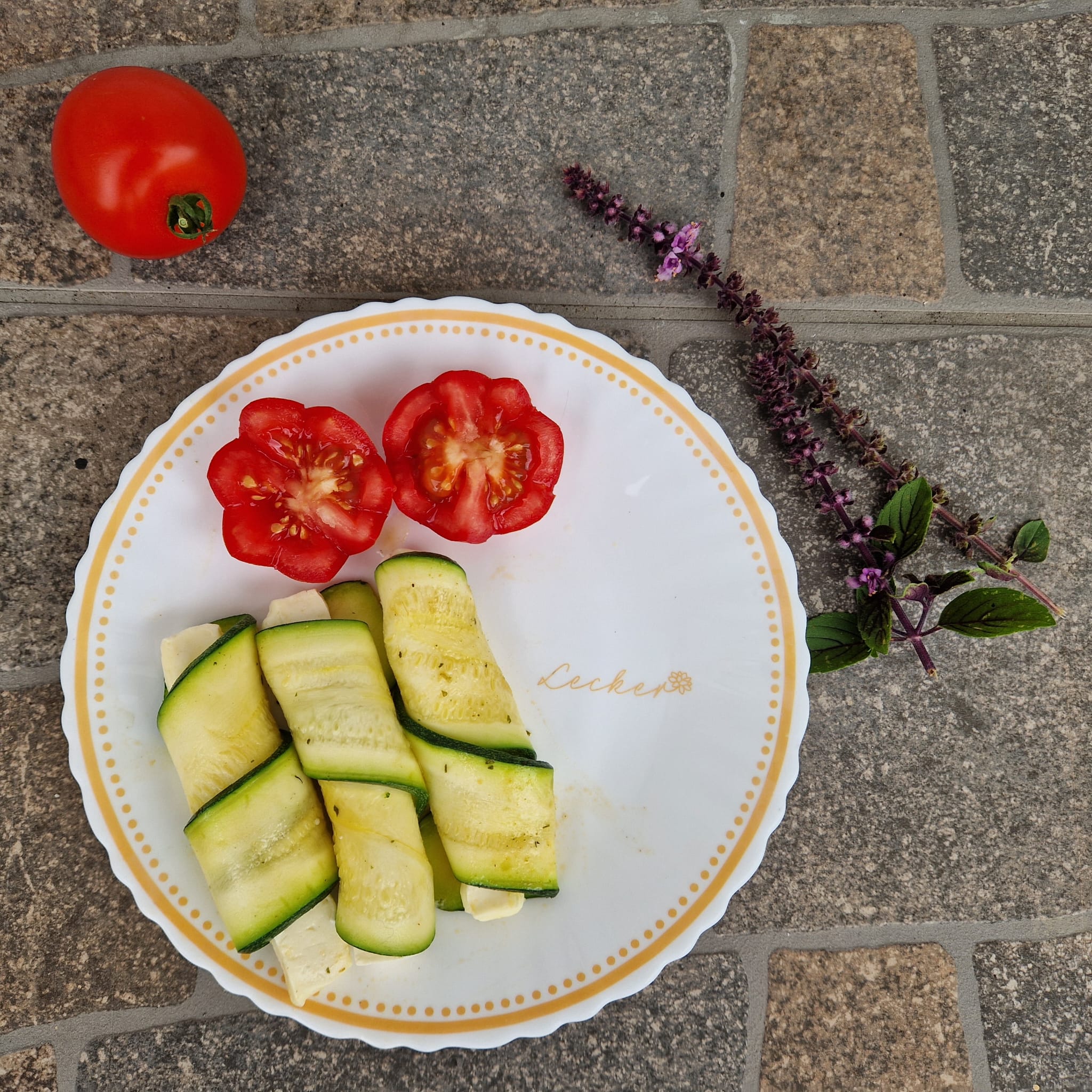 Schafkäse im Zucchini-Mantel