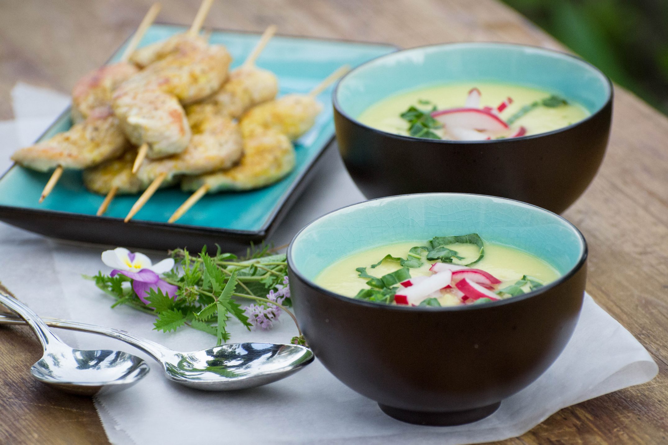 Suppe vom Kohlrabi mit Kokosmilch und Hühnerspießchen