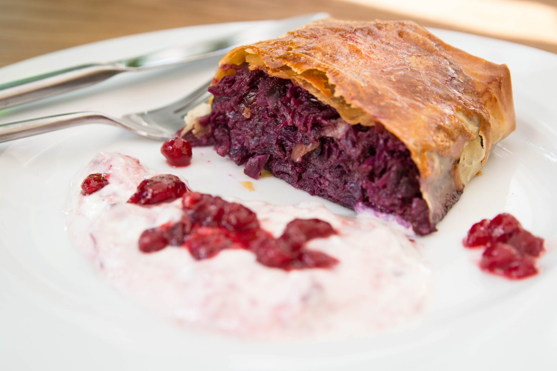 Blaukrautstrudel auf Preiselbeersauce