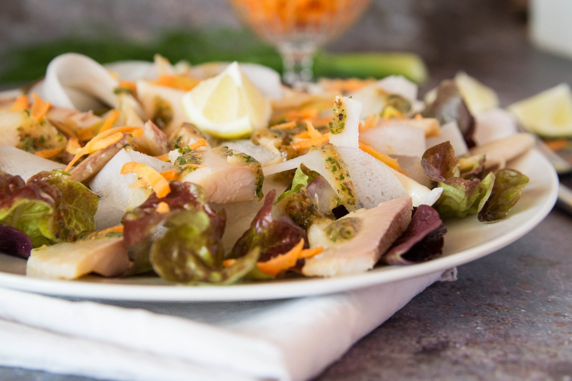 Geräuchertes Forellenfilet auf Blattsalat und Bierrettich mit Senfdressing