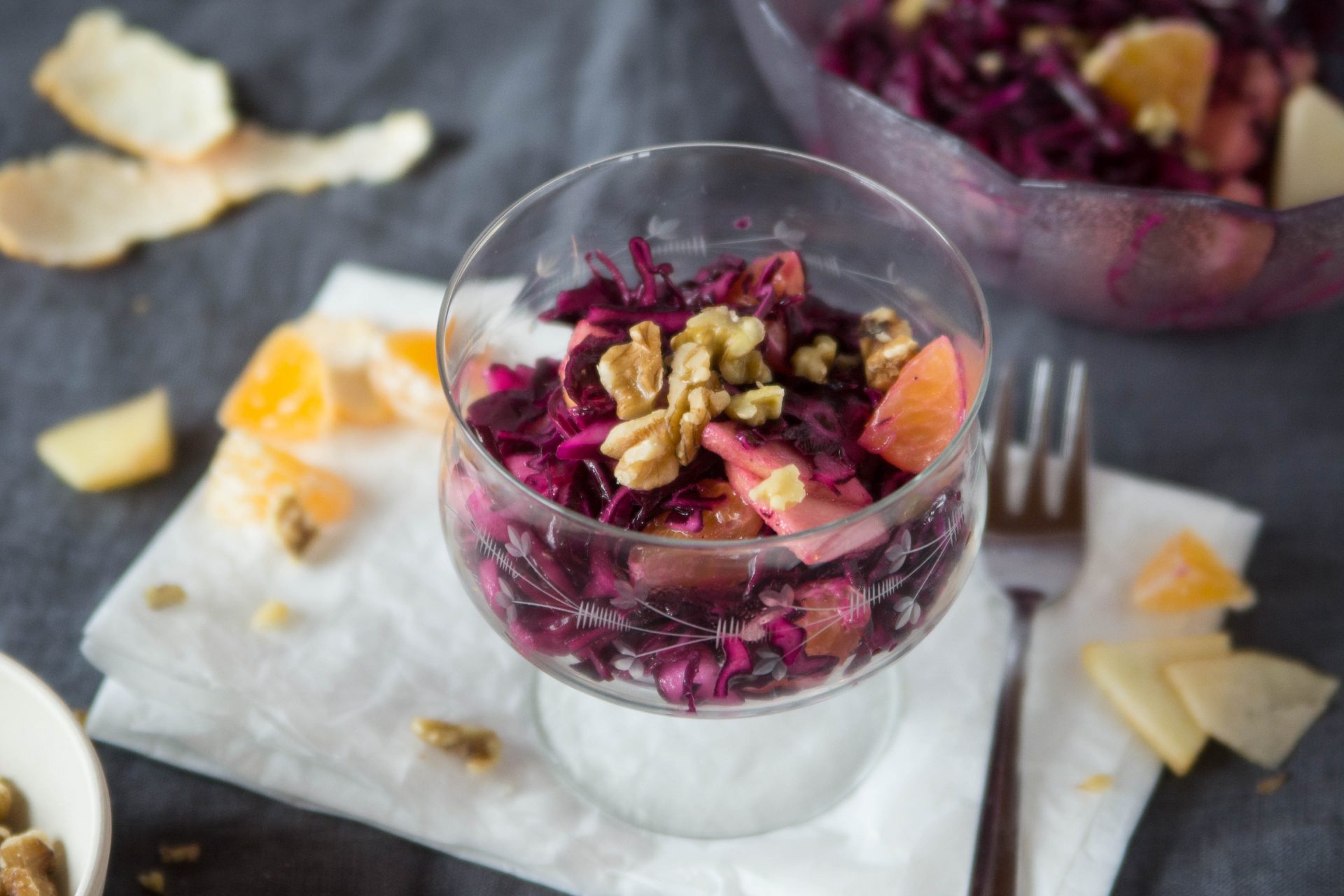 Blaukrautsalat mit Obst und Nüssen