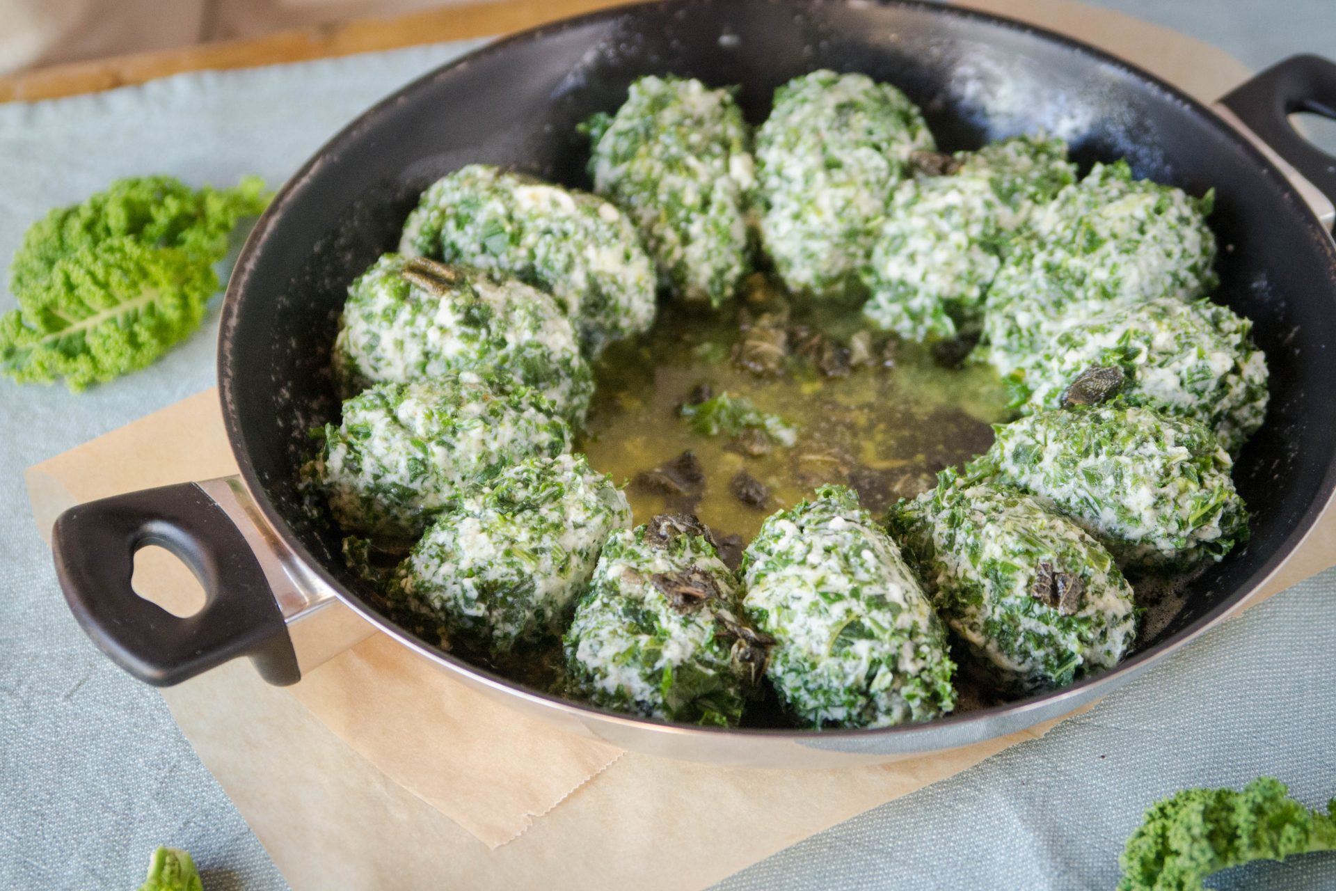 Grünkohl-Ricotta-Nocken mit Salbei-Butter
