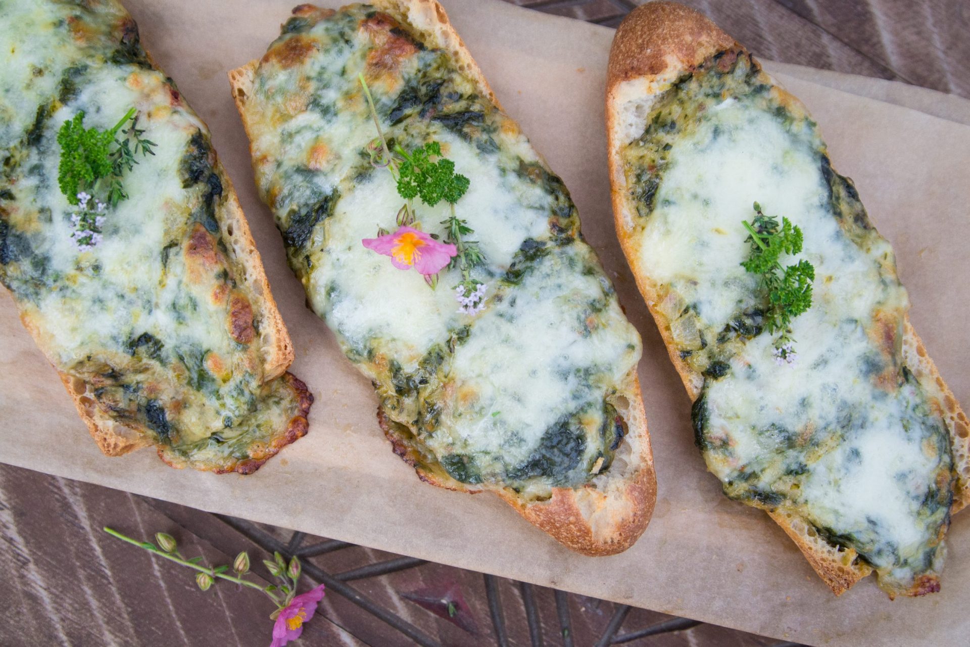 Gefülltes Baguette mit Blattspinat und Käse