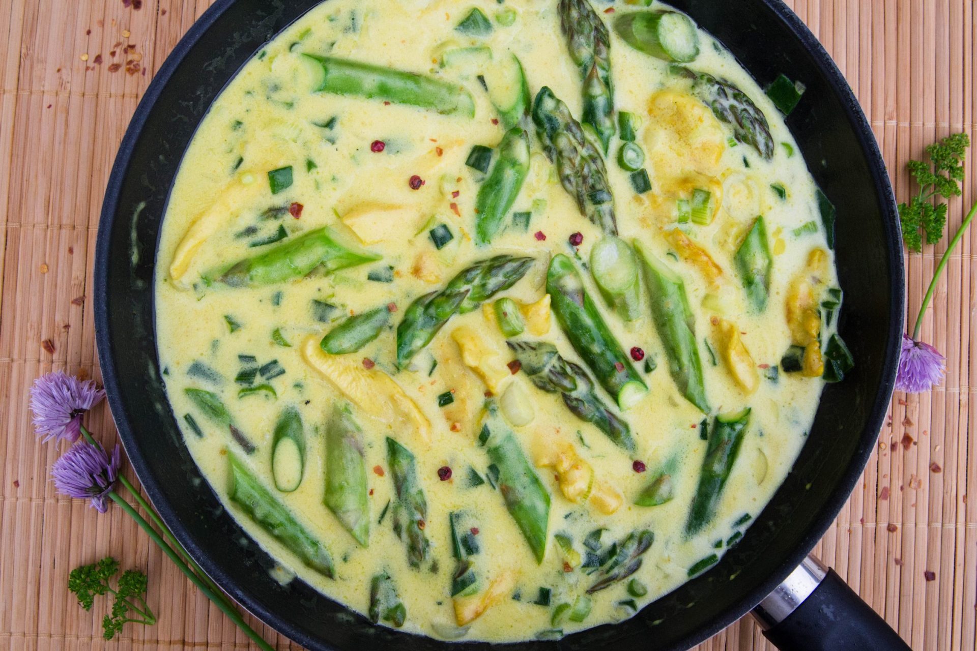 Curry mit Hühnerfleisch, Spargel und Jungzwiebel