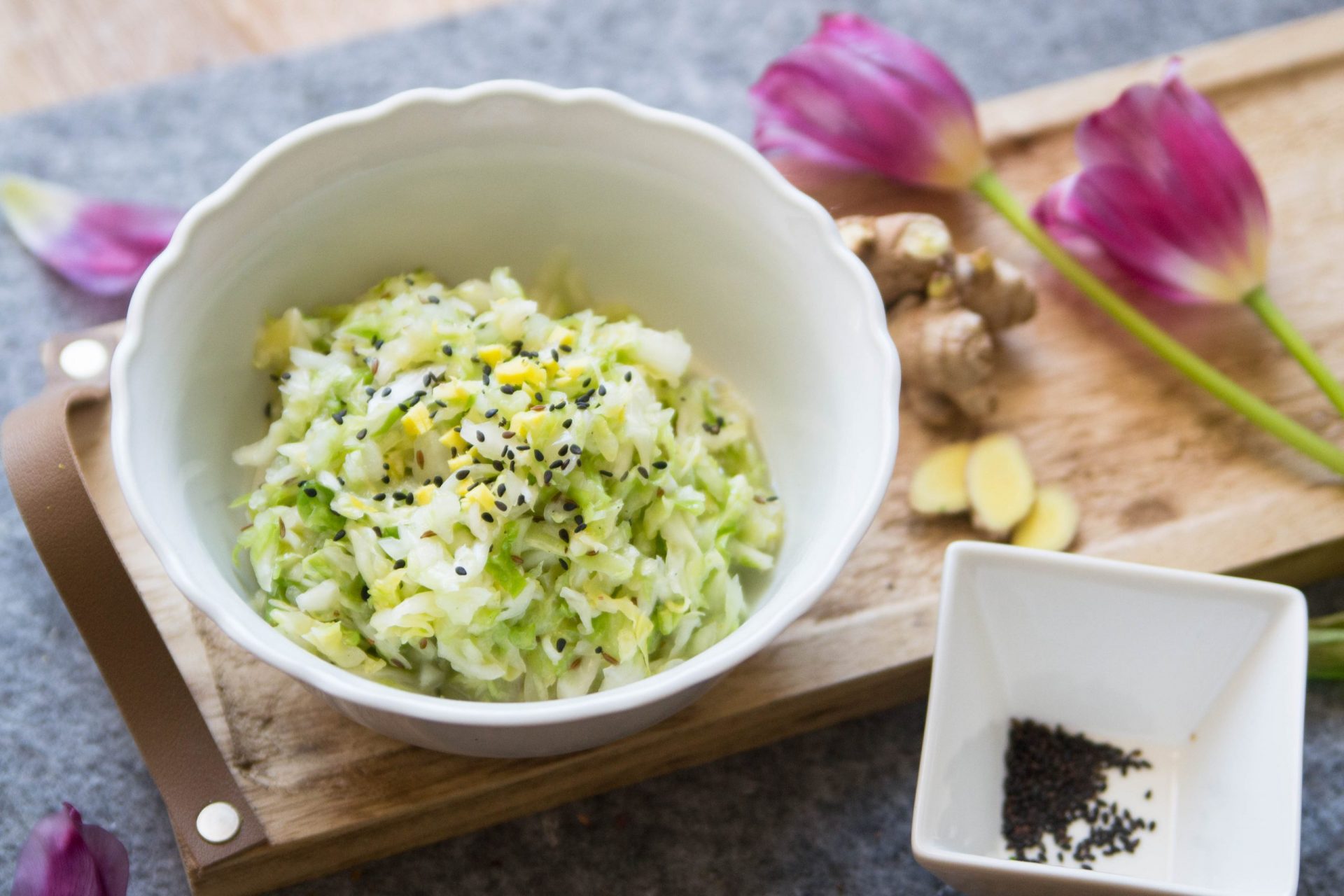 Frühkrautsalat mit Sesam und Ingwer