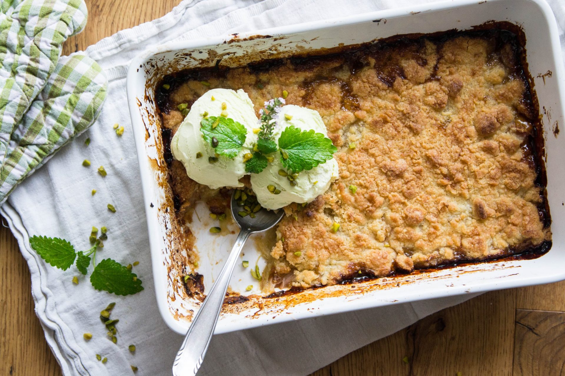 Rhabarber-Crumble, Rhabarber mit Streusel und Pistazien-Eis