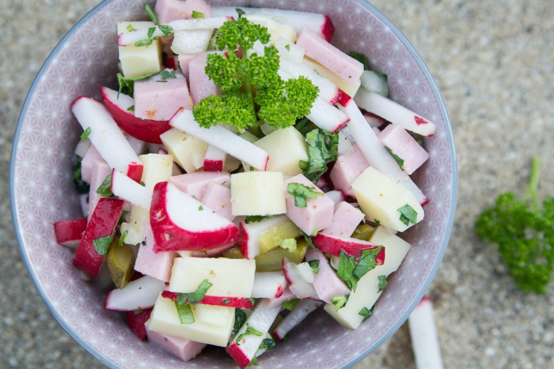 Wurst-Käse-Radieschen-Salat