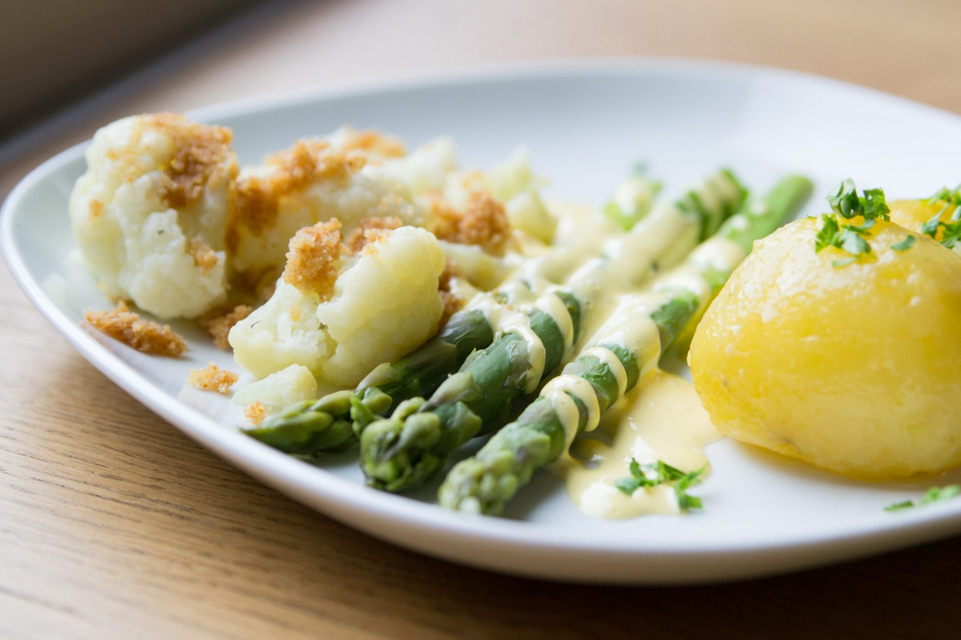 Karfiol und grüner Spargel mit Sauce Hollandaise und Butterbrösel
