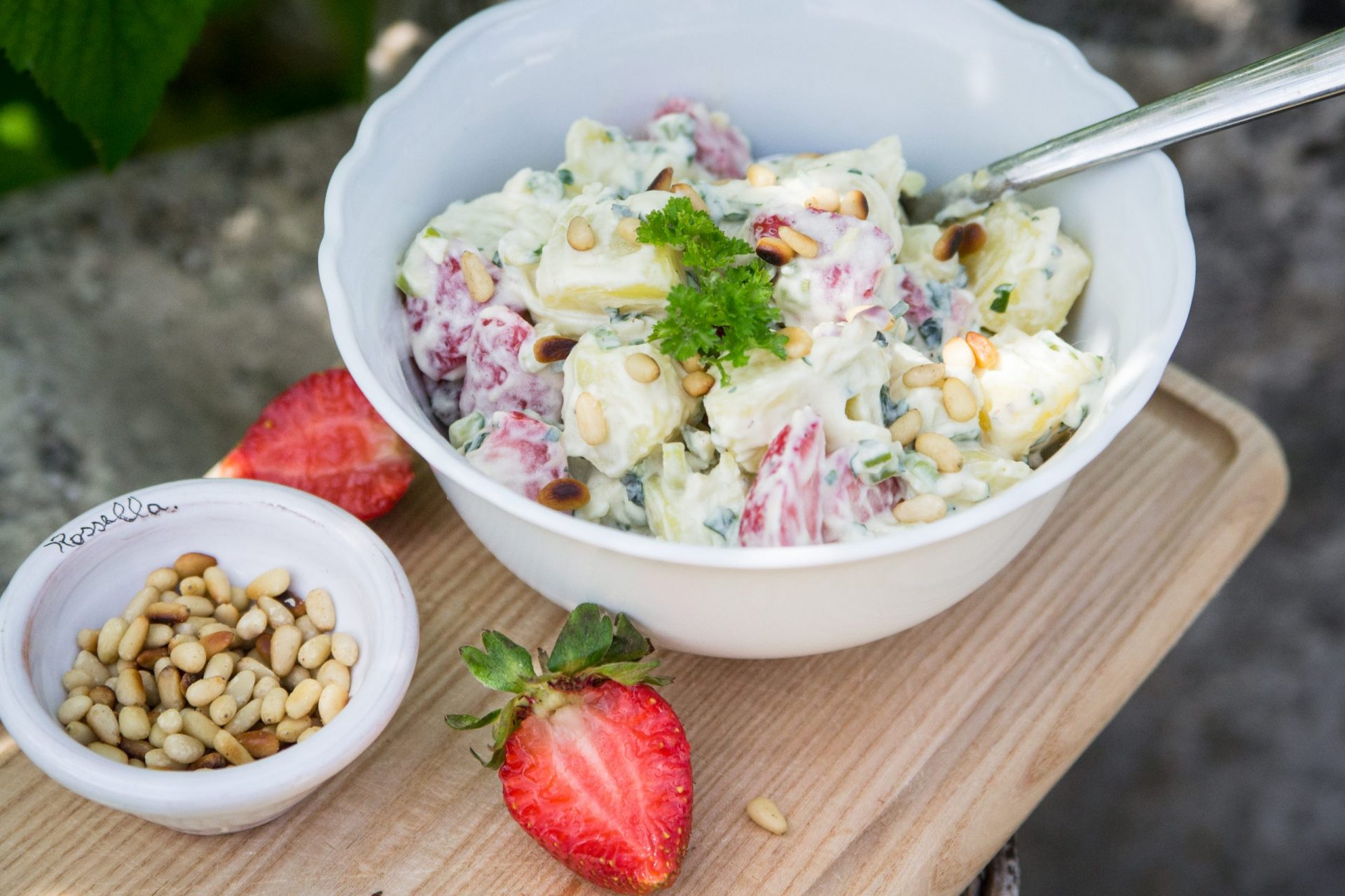 Frühkartoffel-Salat mit Erdbeeren und jungem Lauch