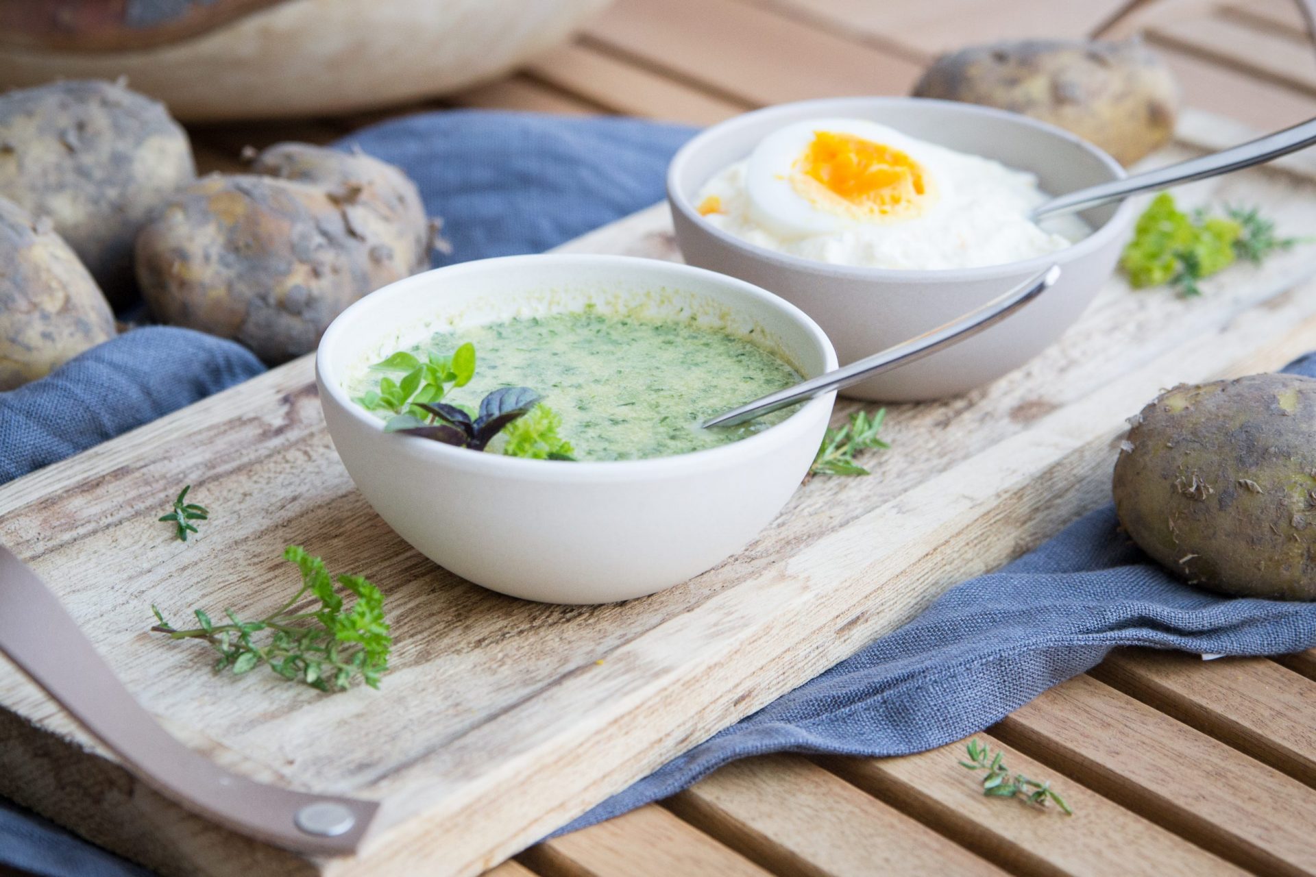 Frühkartoffel mit Kräuter-Mayonnaise und Kräuter-Joghurt-Dip mit Ei