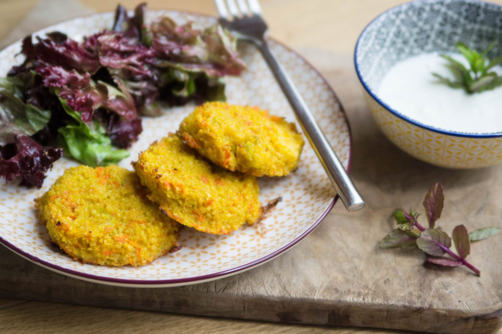 Couscous-Gemüse-Puffer mit Minze-Joghurt-Dip
