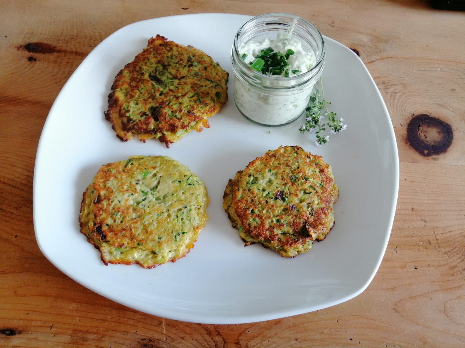 Zucchinipuffer mit Paprikarahm