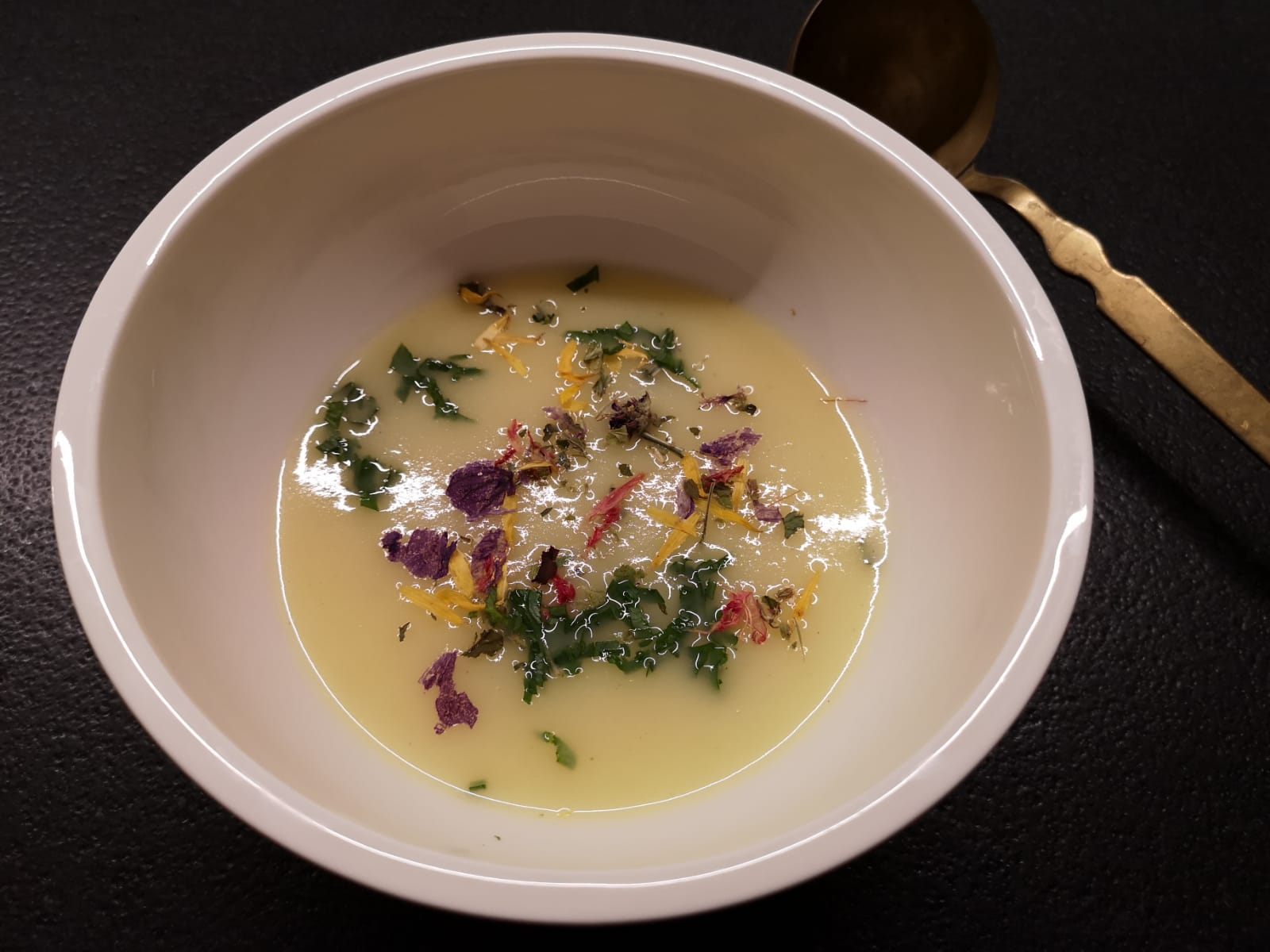 Cremige Rettichsuppe mit Blütenblättern