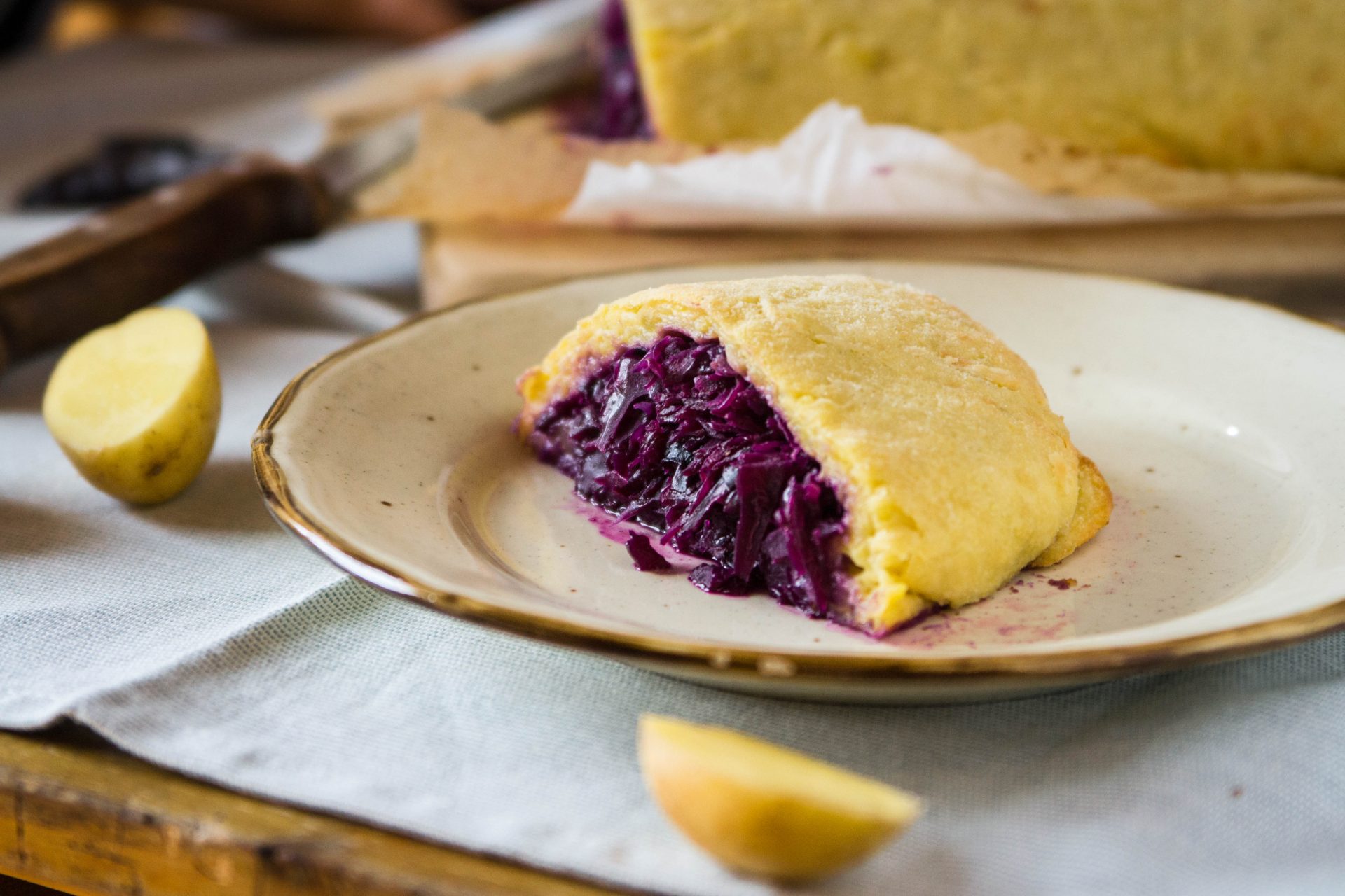 Kartoffelteig-Roulade mit Blaukraut-Fülle