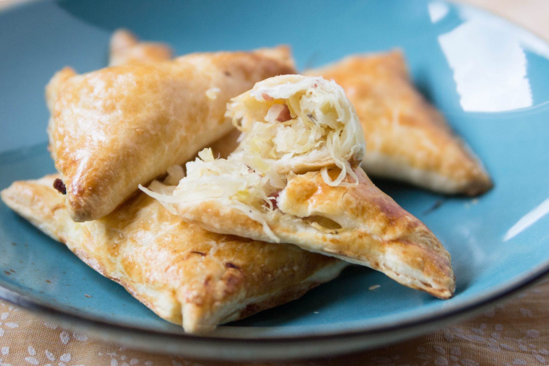 Blätterteigtaschen mit Sauerkraut-Fülle