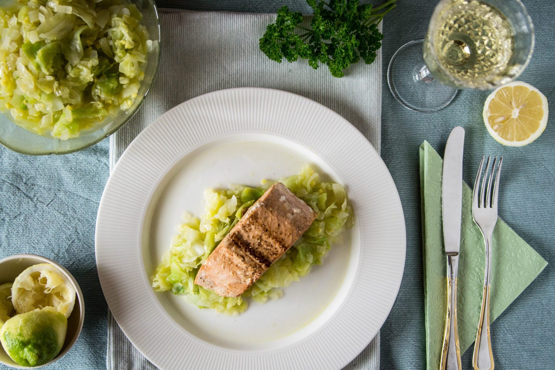 Gebratenes Fischfilet auf Ingwer-Zitronen-Kraut