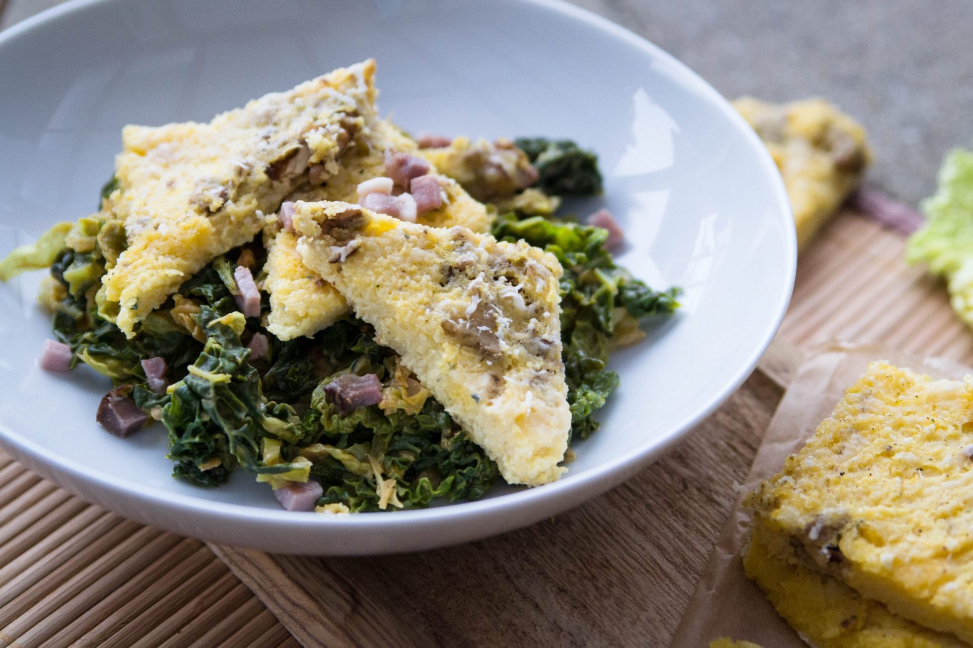 Nuss-Käse-Polenta auf Rahmkohl