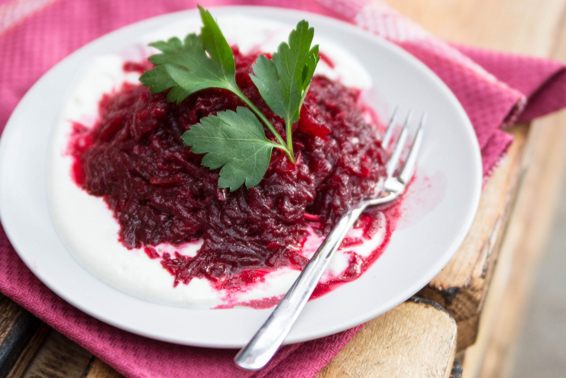 Rohnensalat auf einer Ricotta-Creme
