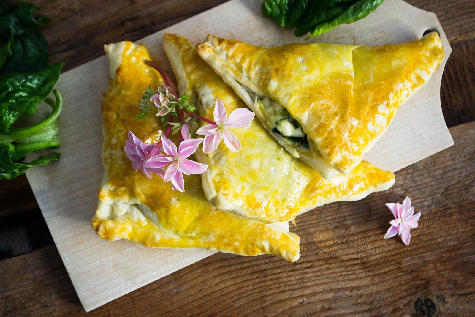 Blätterteigtascherl mit Spinat-Schafkäse-Füllung