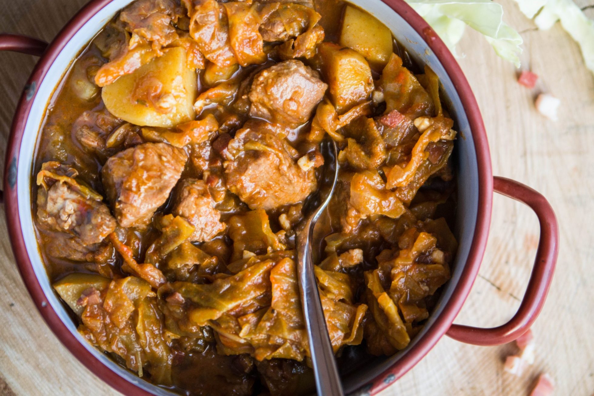 Eintopf mit Weißkraut, Schweinefleisch und Kartoffeln