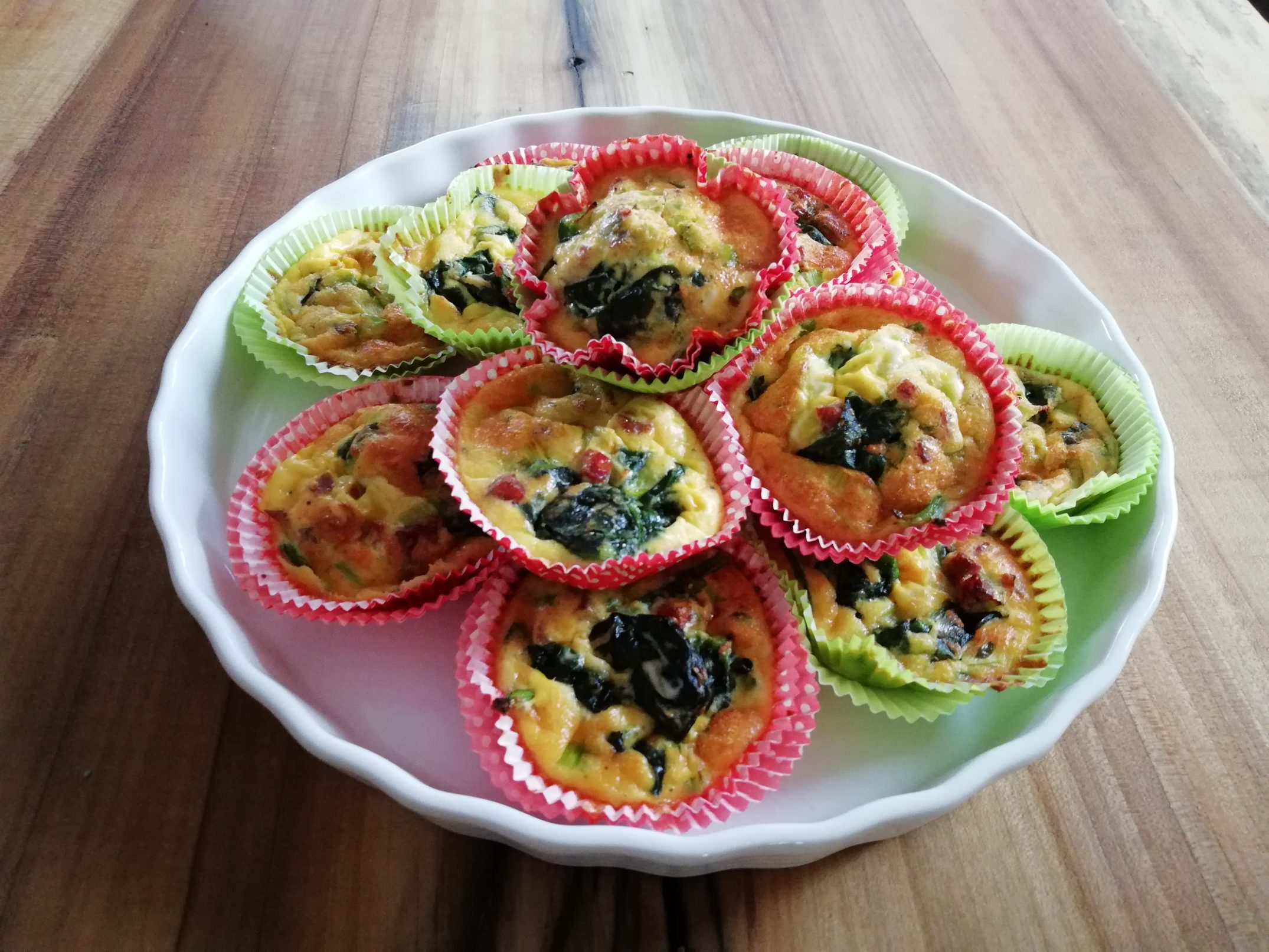 Kleine Frittatas mit Spinat und Parmesan – in Muffinformen gebacken (Fingerfood)