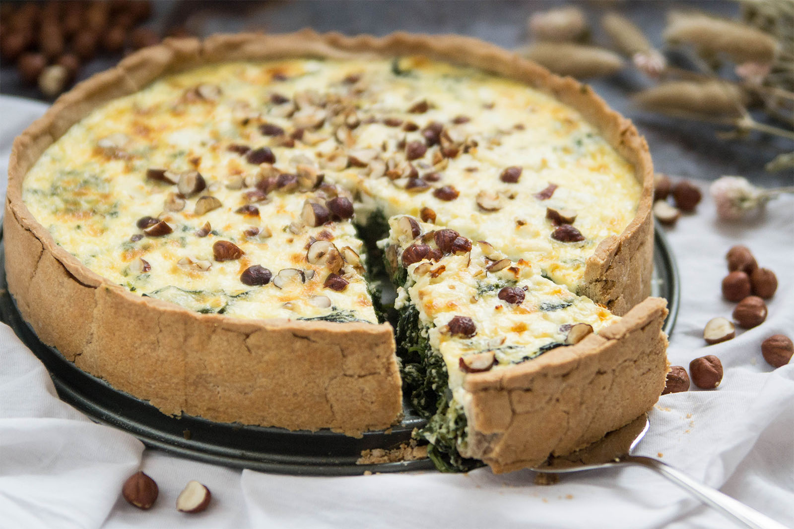 Buchweizen-Tarte mit Blattspinat und Haselnüssen