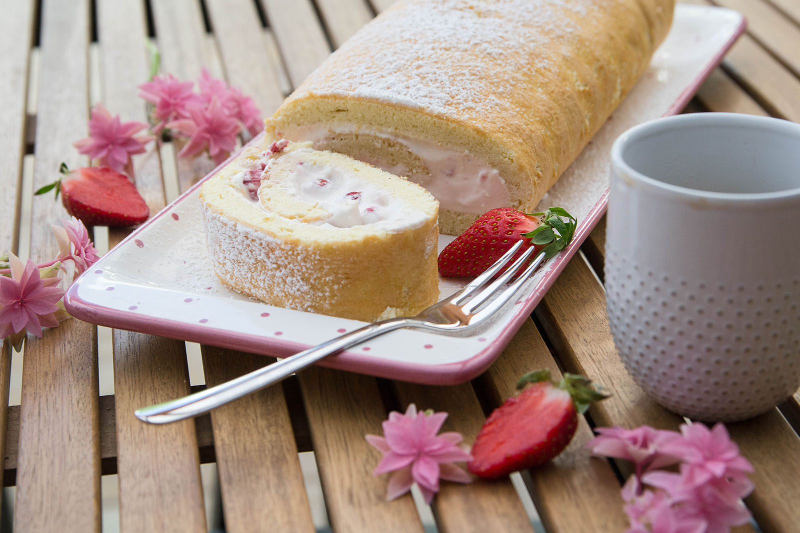 Erdbeer-Biskuit-Roulade