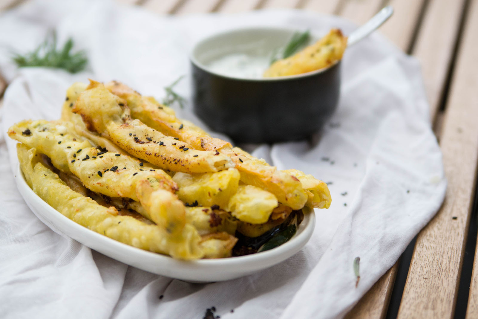 Zigarren-Börek mit Kräuter-Joghurt-Dip zu Blattsalat
