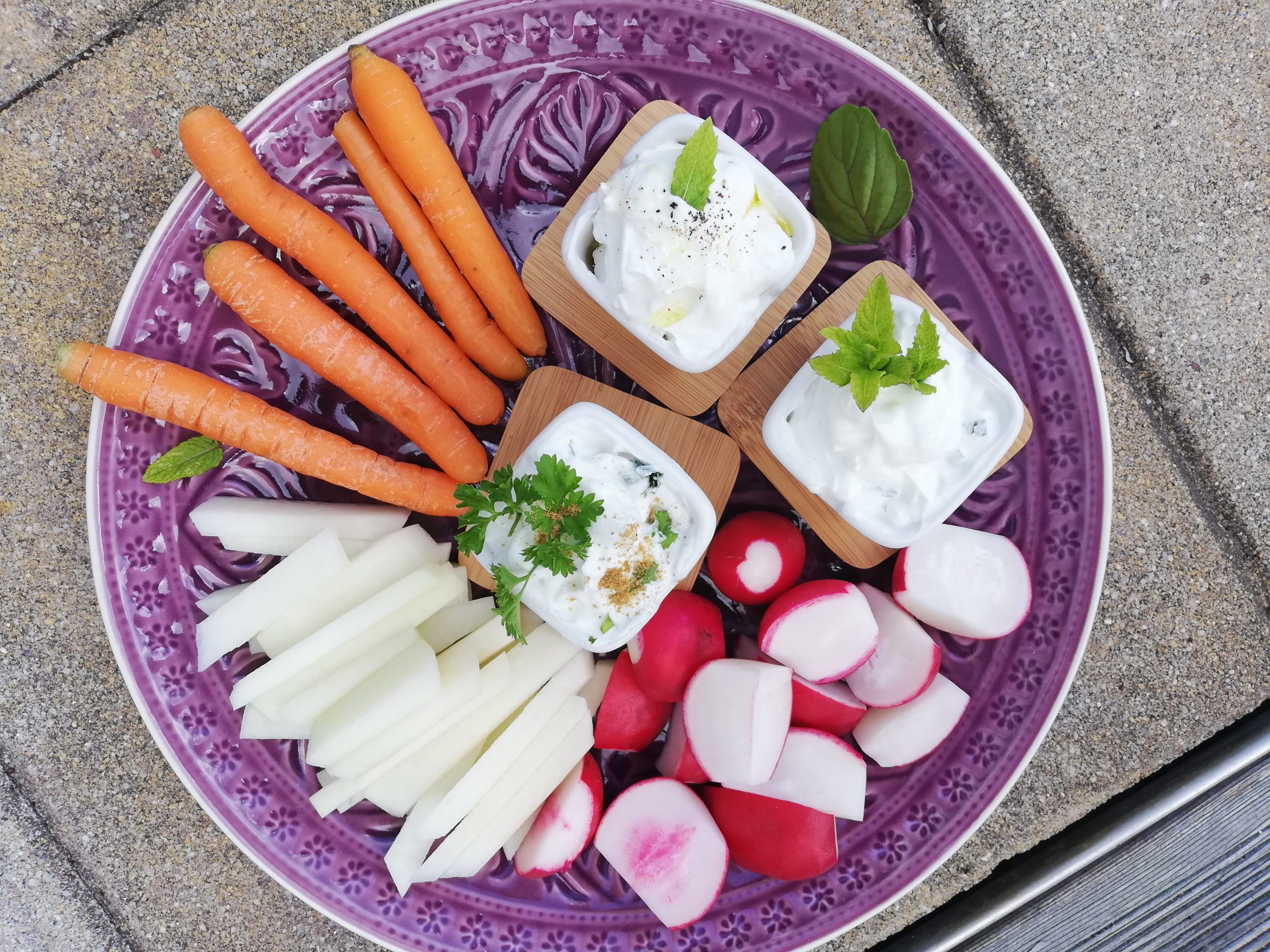 Bundkarotten, Kohlrabi und Radieschen mit Dip