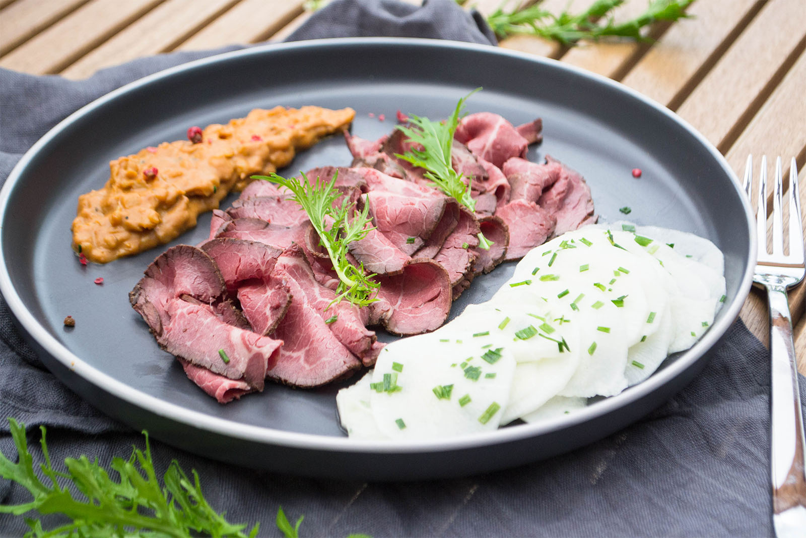 Kaltes Roastbeef mit Senf-Sauce zu Bierrettich-Salat