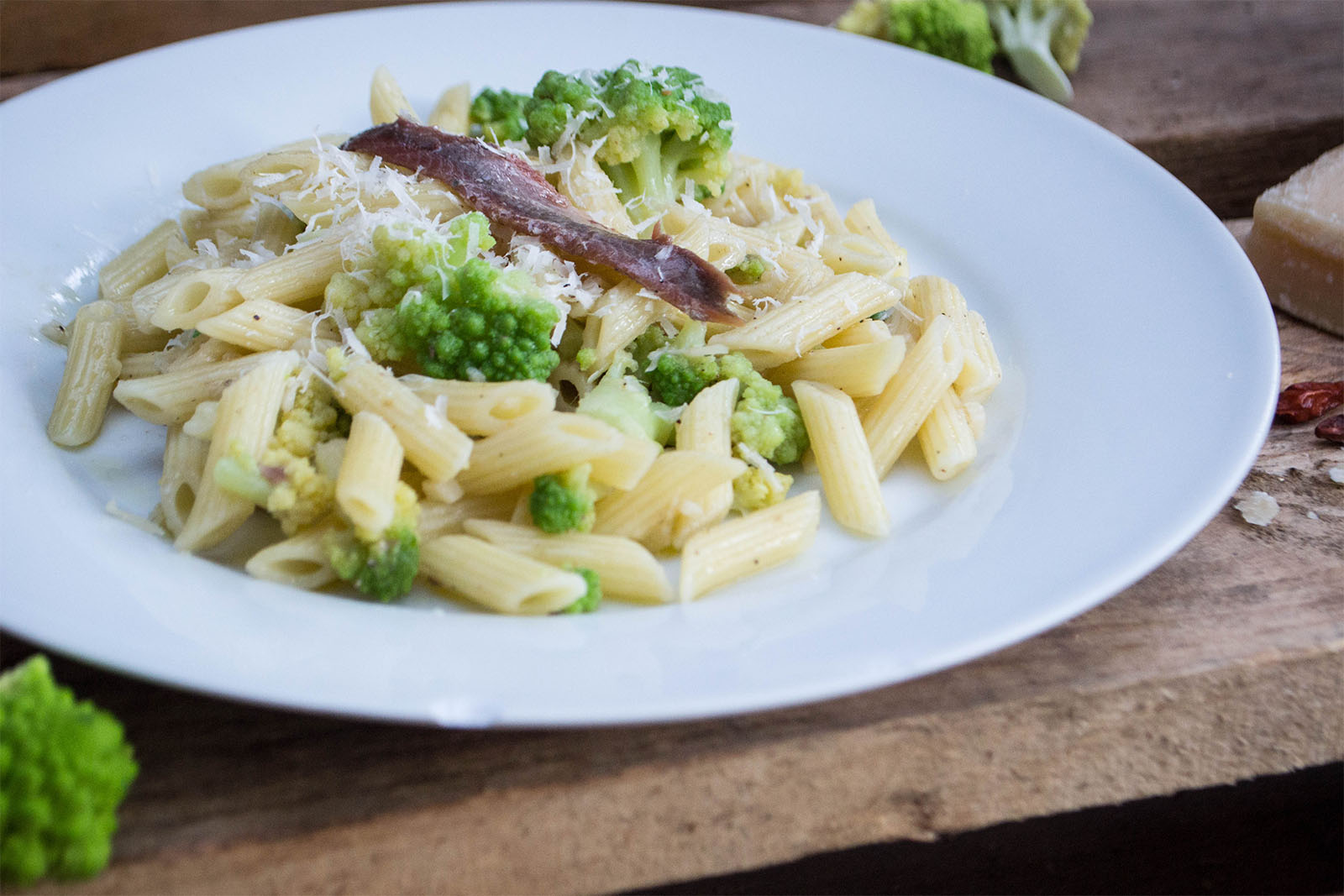 Penne mit Romanesco und Sardellen, würzig und scharf