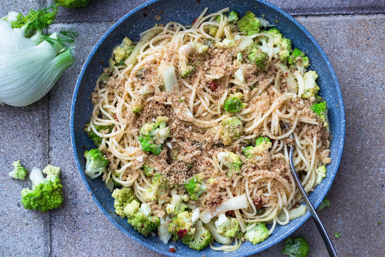 Romanesco-Fenchel-Pasta mit Chili-Brösel