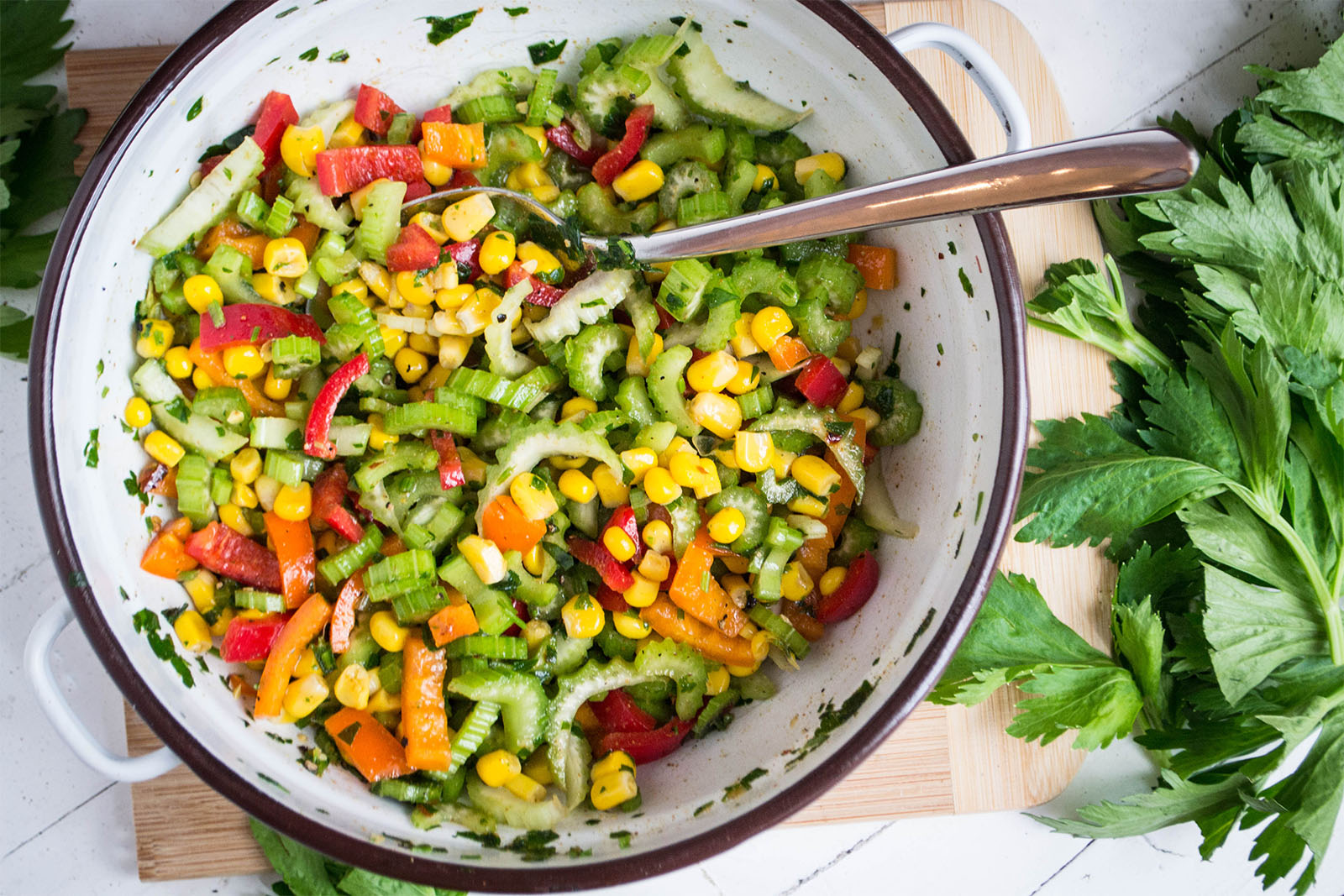 Pikanter Salat aus Stangensellerie, Paprika und Mais