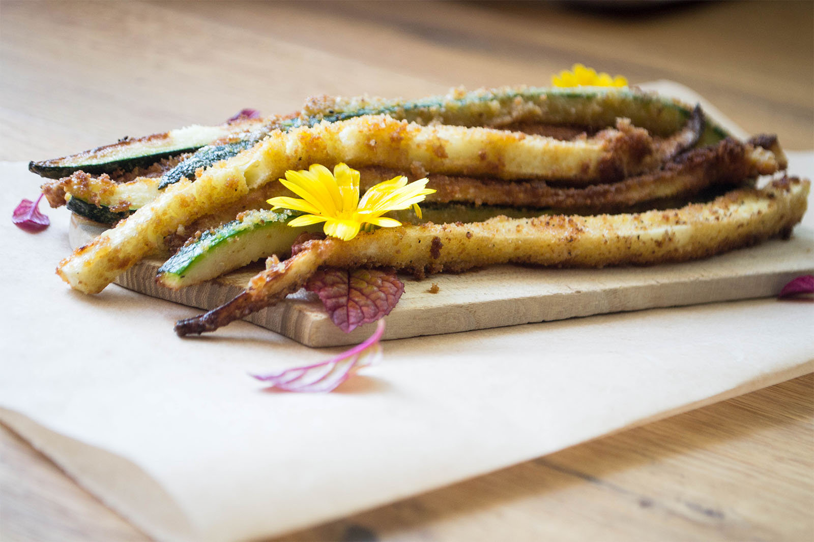Panierte Zucchini-Schlangen, heiß oder lauwarm