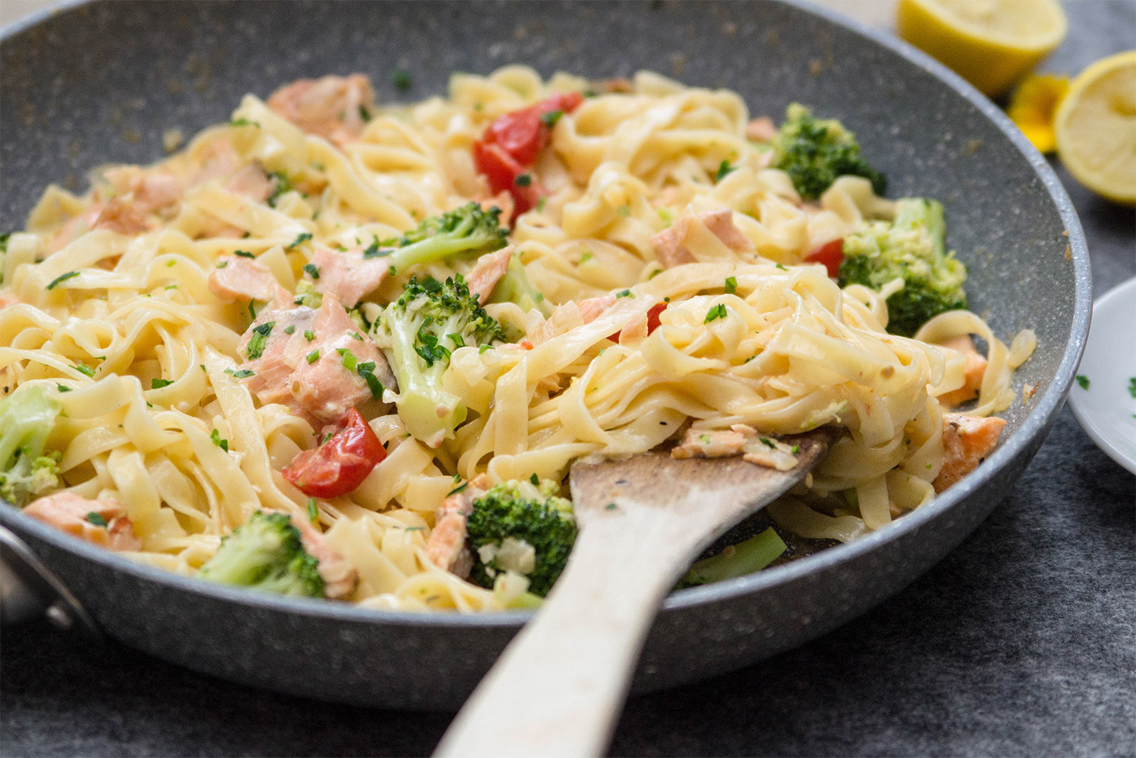 Bandnudeln mit gebratenem Lachsfilet und Broccoli in Weißwein-Rahm-Sauce
