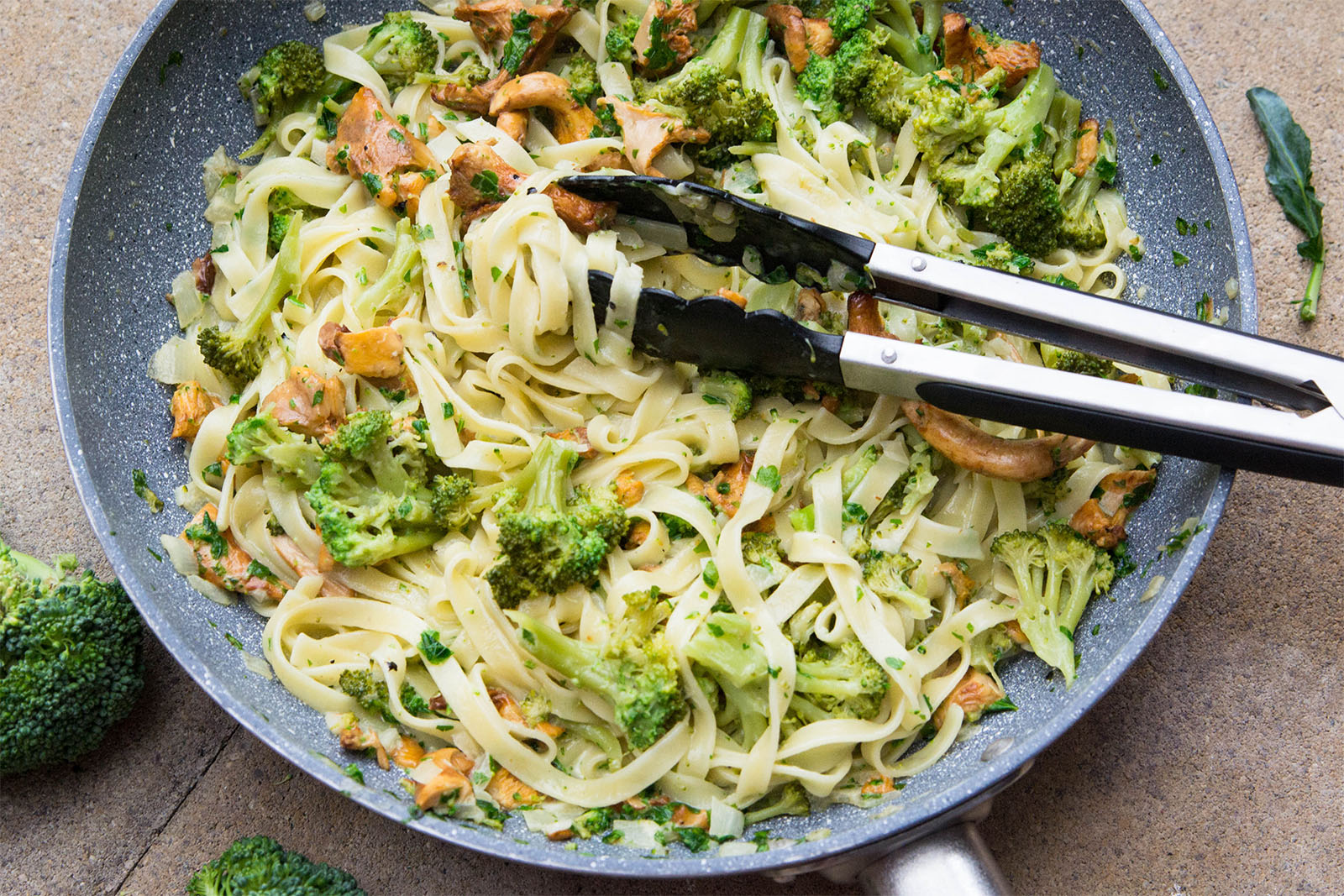 Breite Bandnudeln mit Broccoli und Eierschwammerl