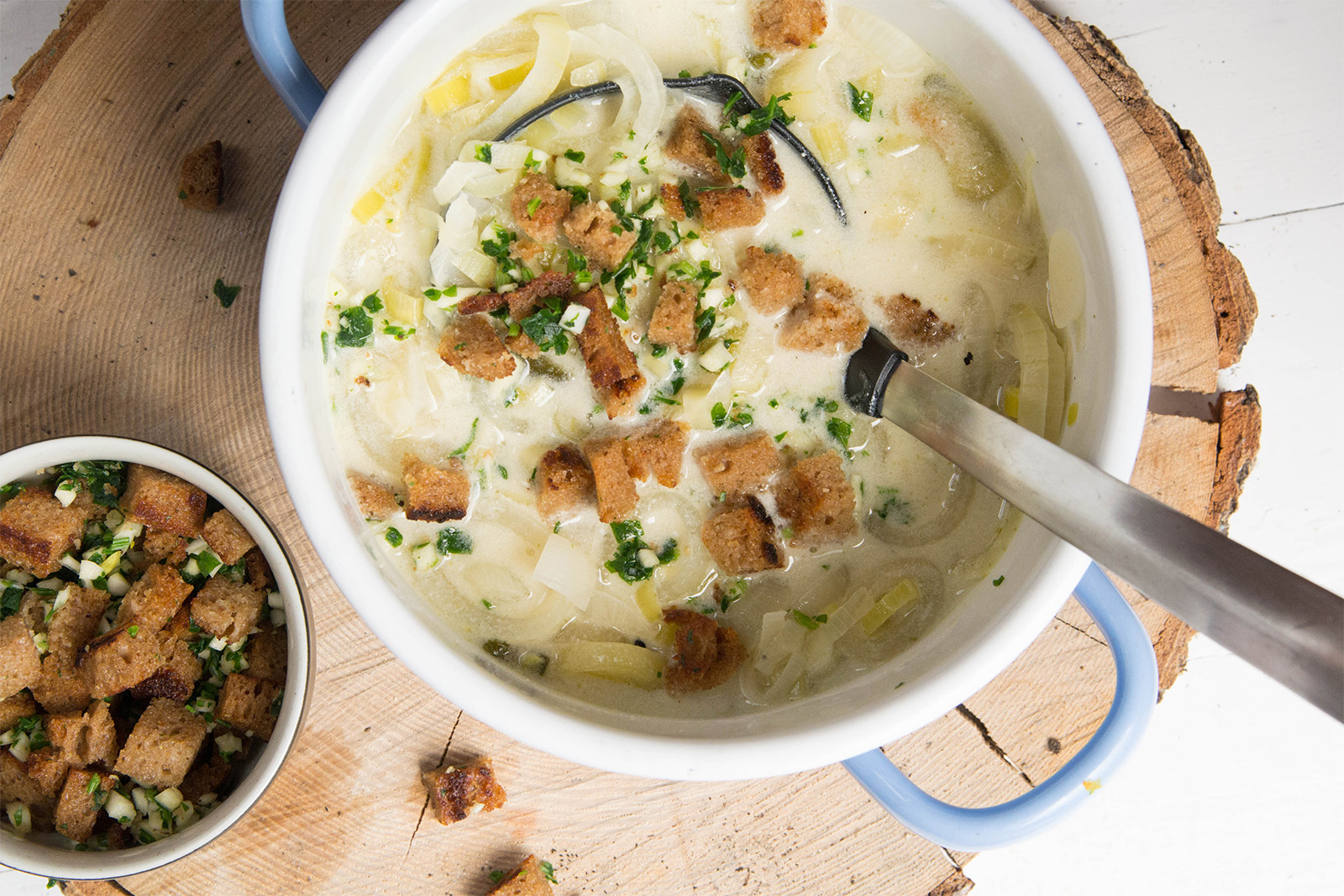 Lauch-Zwiebel-Suppe mit gerösteten Schwarzbrotwürfel