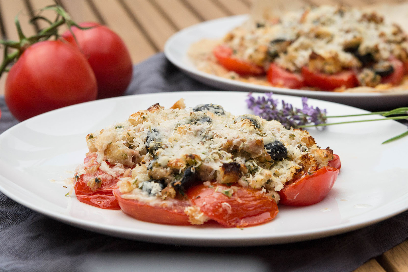 Tomaten aus dem Ofen, mit Thunfisch, Oliven und Parmesan