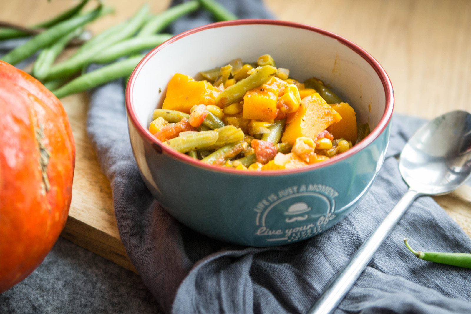 Kürbiseintopf mit Tomaten, Bohnen und Mais (asiatisch)