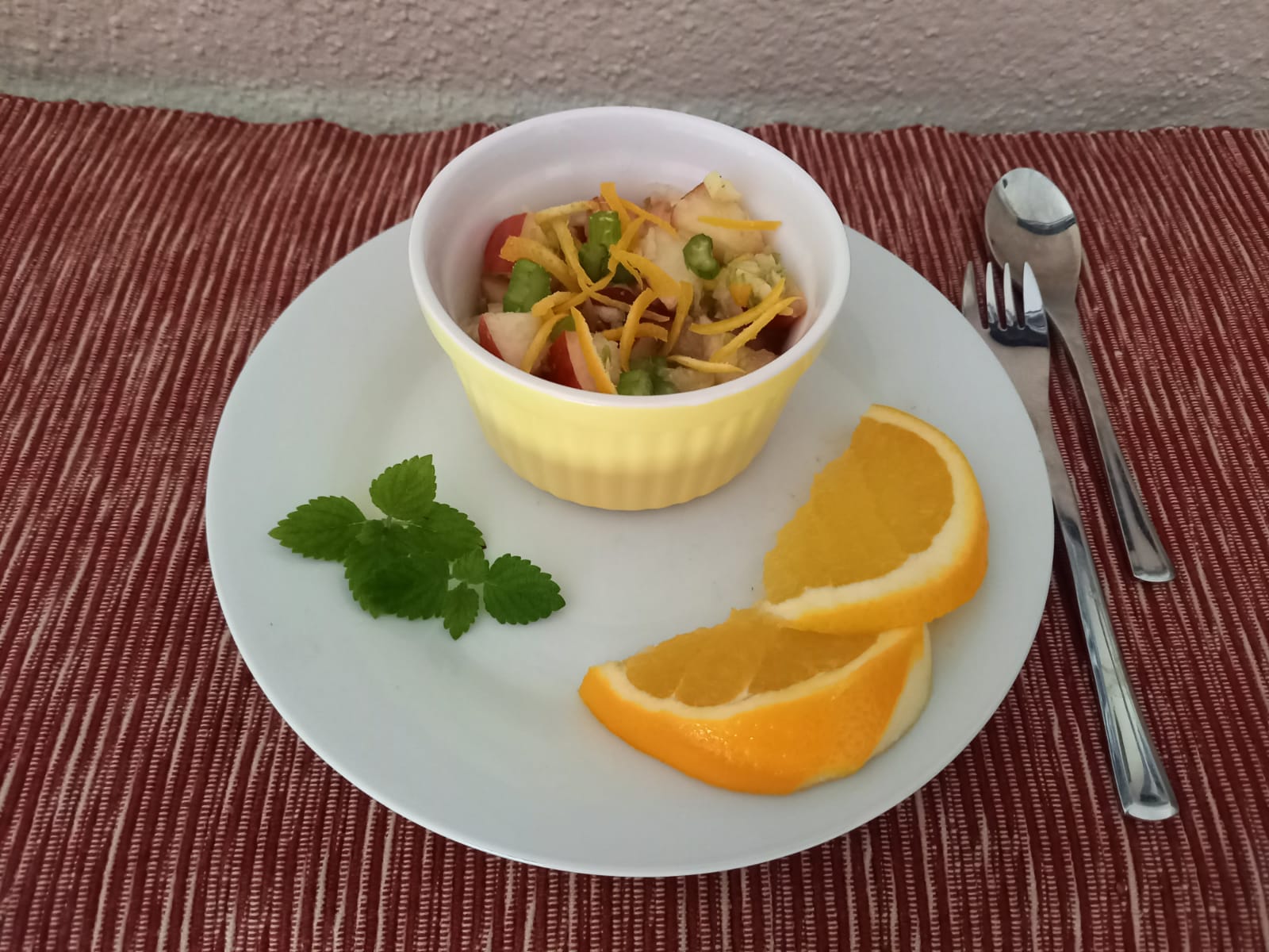Pfirsich-Stangensellerie-Salat mit Chili und Orangen-Ingwer-Dressing