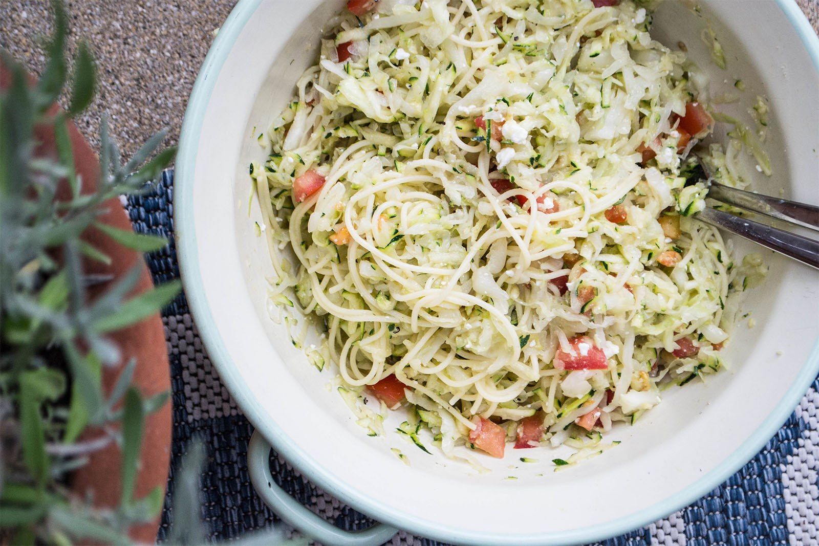 Mediterraner Capellini-Krautsalat
