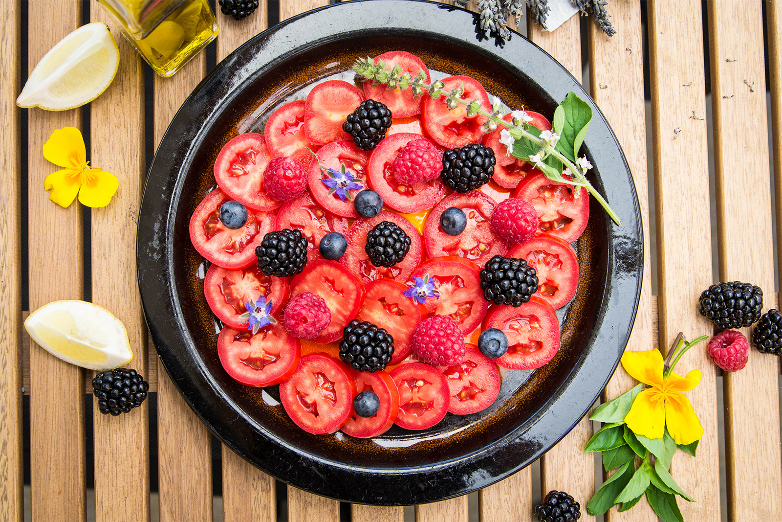 Tomaten-Beeren-Salat mit Zitronen- oder Lavendelblüten-Öl