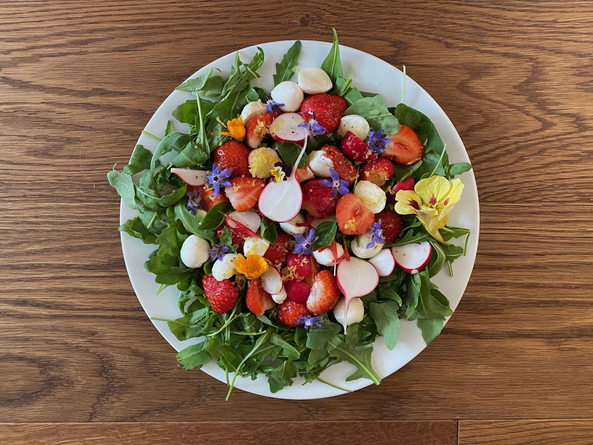 Radieschen-Beeren-Salat mit Orangen-Senf-Dressing