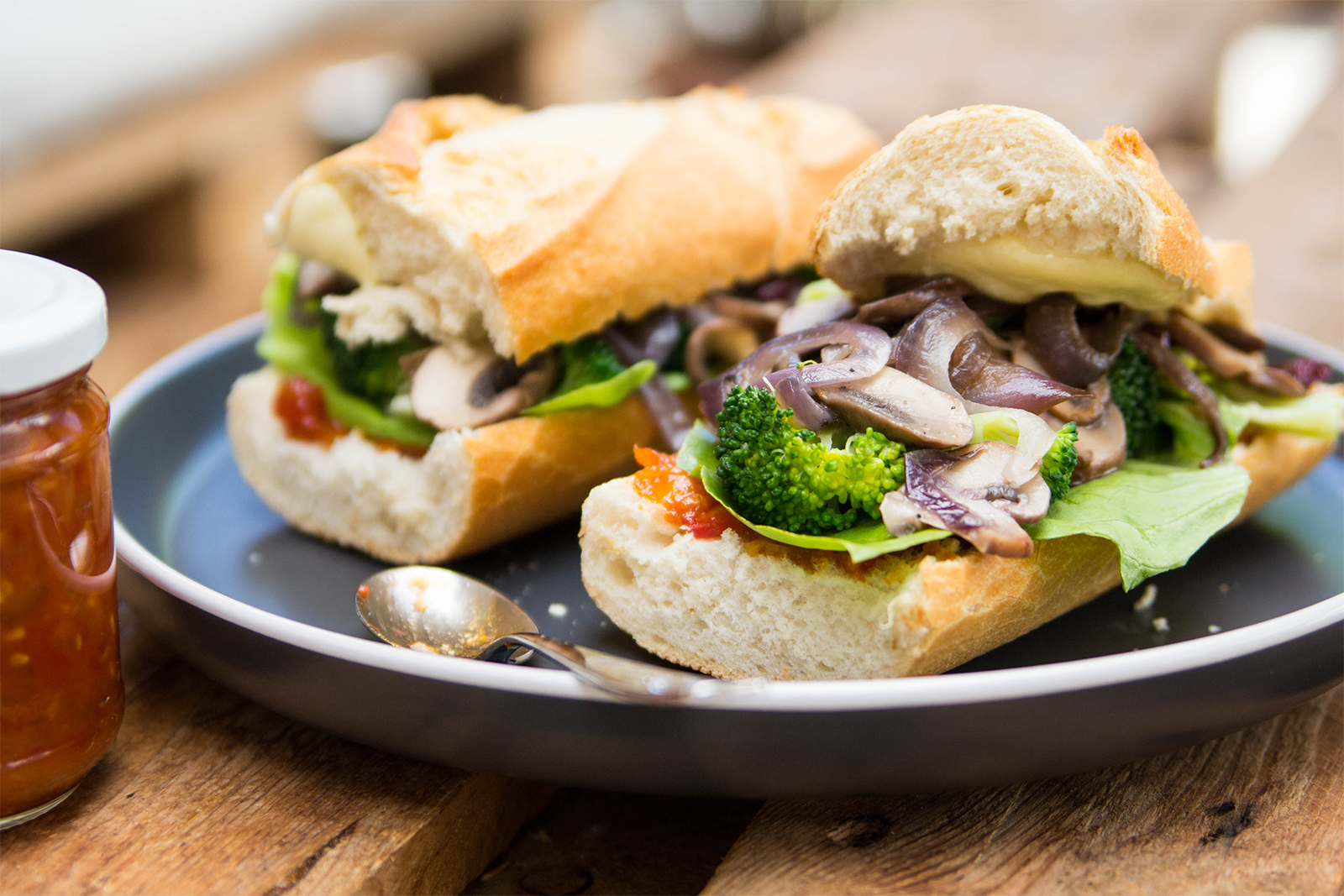 Knuspriges Baguette mit Broccoli, Mozzarella und Tomaten-Chutney