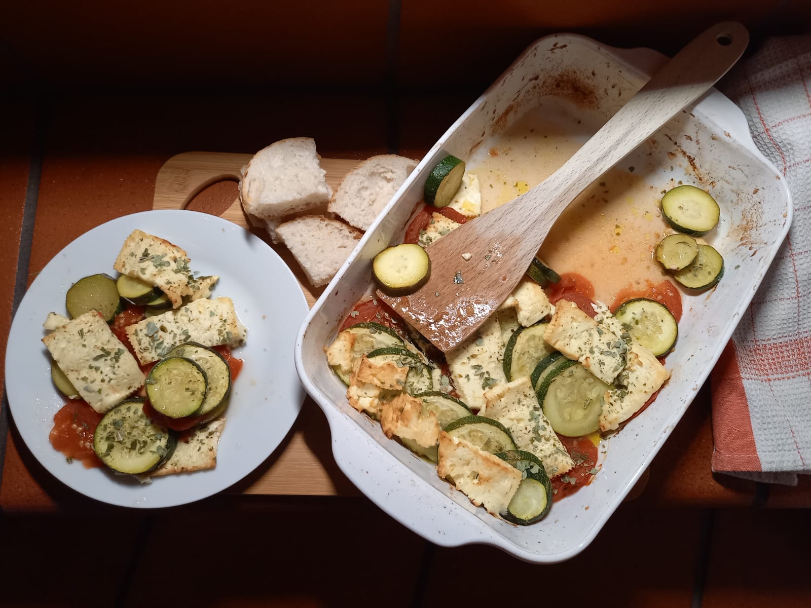 Tomaten-Zucchini mit Schafkäse überbacken