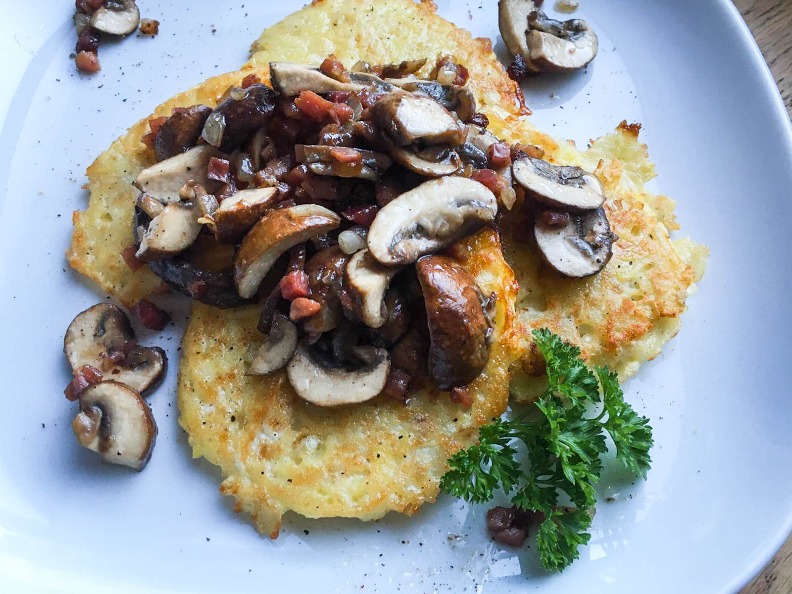 Kartoffel-Kohlrabi-Rösti mit Speck-Champignons